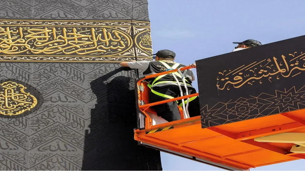 تغيير كسوة الكعبة المشرفة