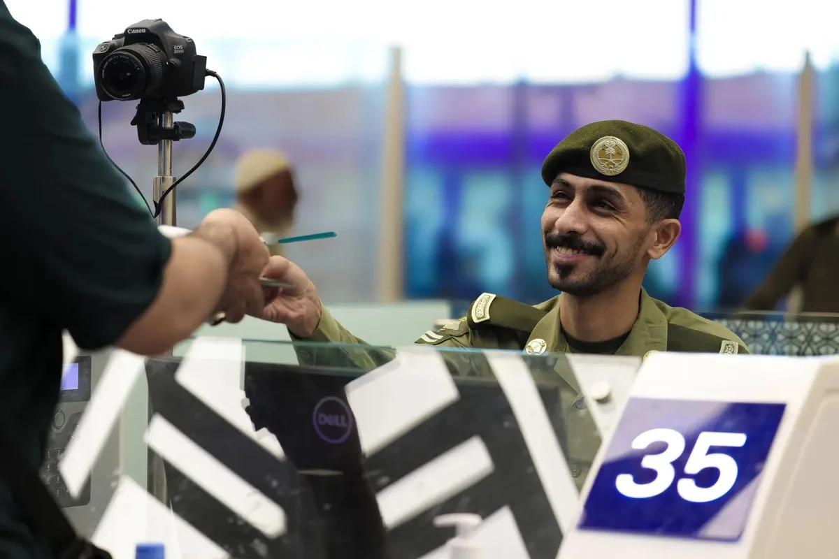 الجوازات السعودية تُمدد تأشيرات الزيارة المنتهية: مهلة 30 يومًا للمغادرة