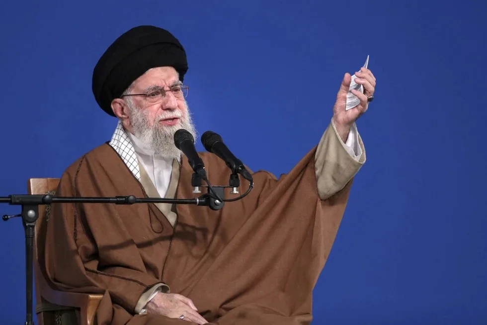 خامنئي يحذر من أي هجمات أمريكية أخرى على إيران