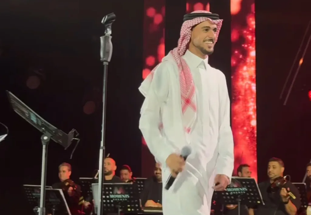 الفنان السعودي عايض يغني على المسرح بالزي التقليدي