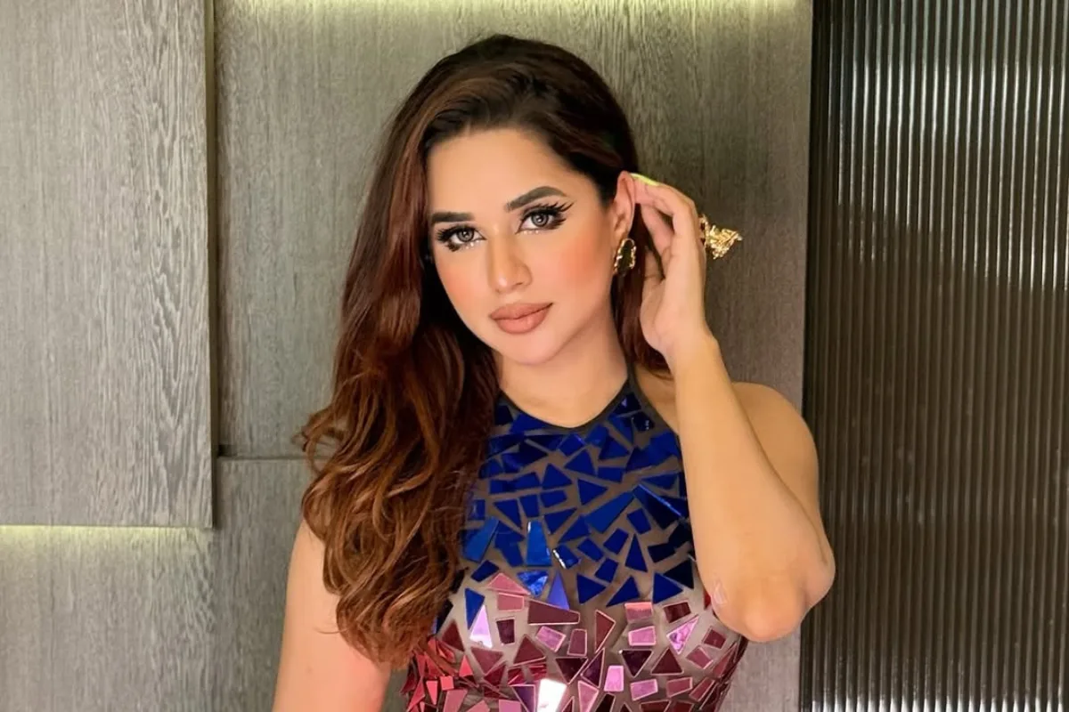 مؤثرة تفقد سمعها بسبب سماعات AirPods وتحذر الملايين