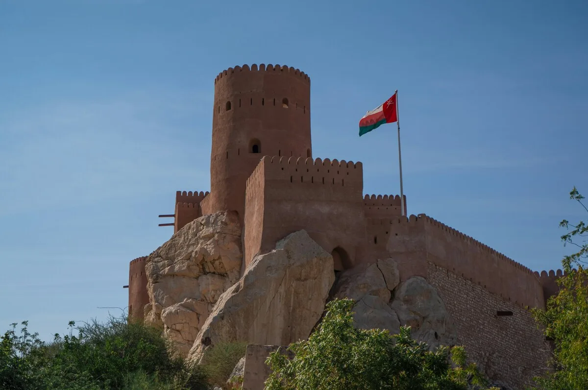 كل ما تحتاج معرفته عن ضريبة الدخل على الأفراد في سلطنة عمان