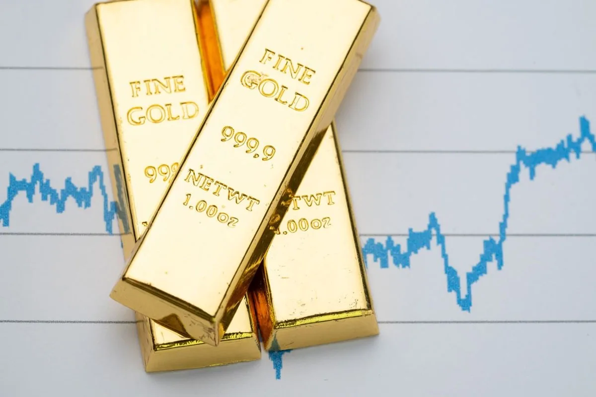 تراجع أسعار الذهب وسط انتعاش الدولار وتقدم المفاوضات التجارية