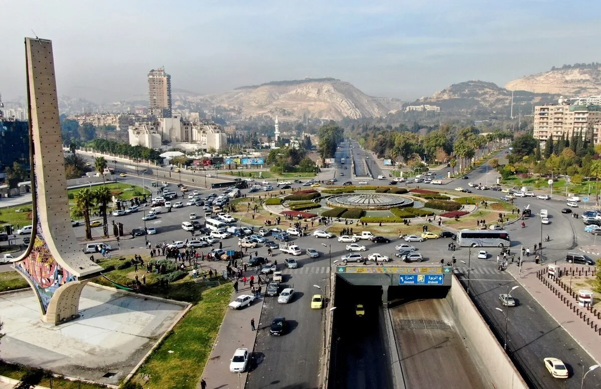 بعد أكثر من عقد على القطيعة.. بريطانيا تستأنف علاقاتها مع سوريا بحزمة دعم ومشاريع