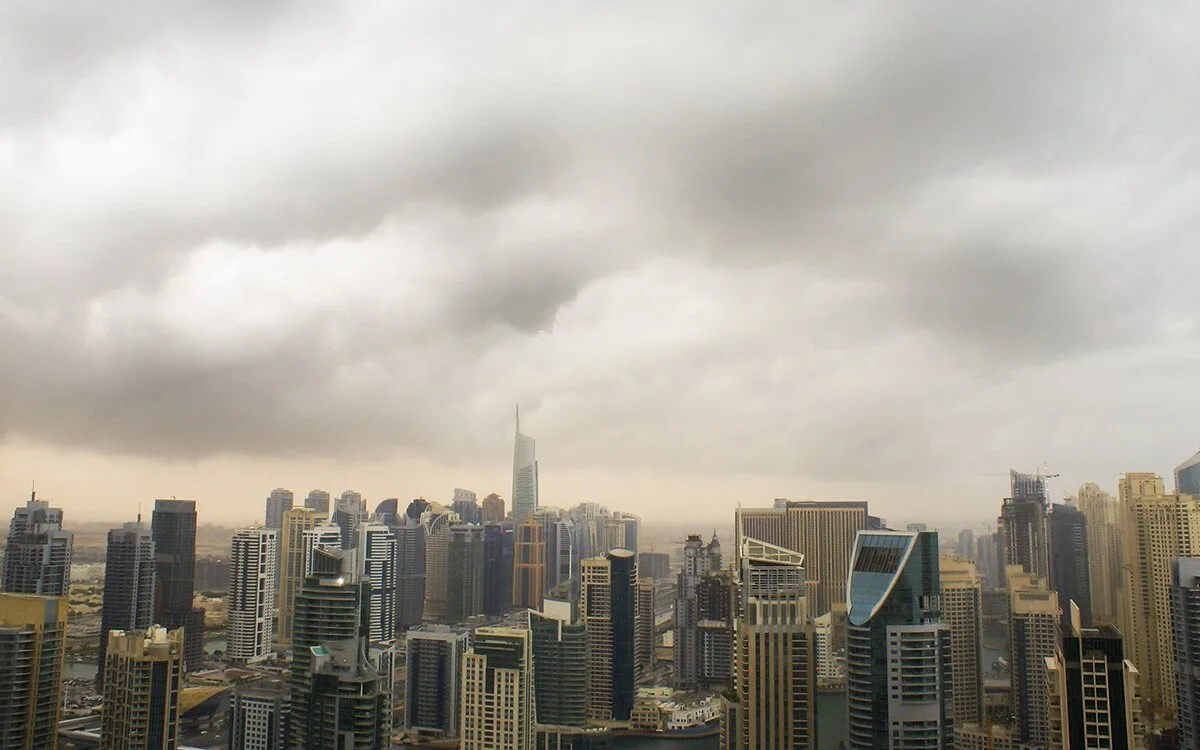 الإمارات تستعد لأجواء ماطرة وسحب ركامية بدءاً من الغد