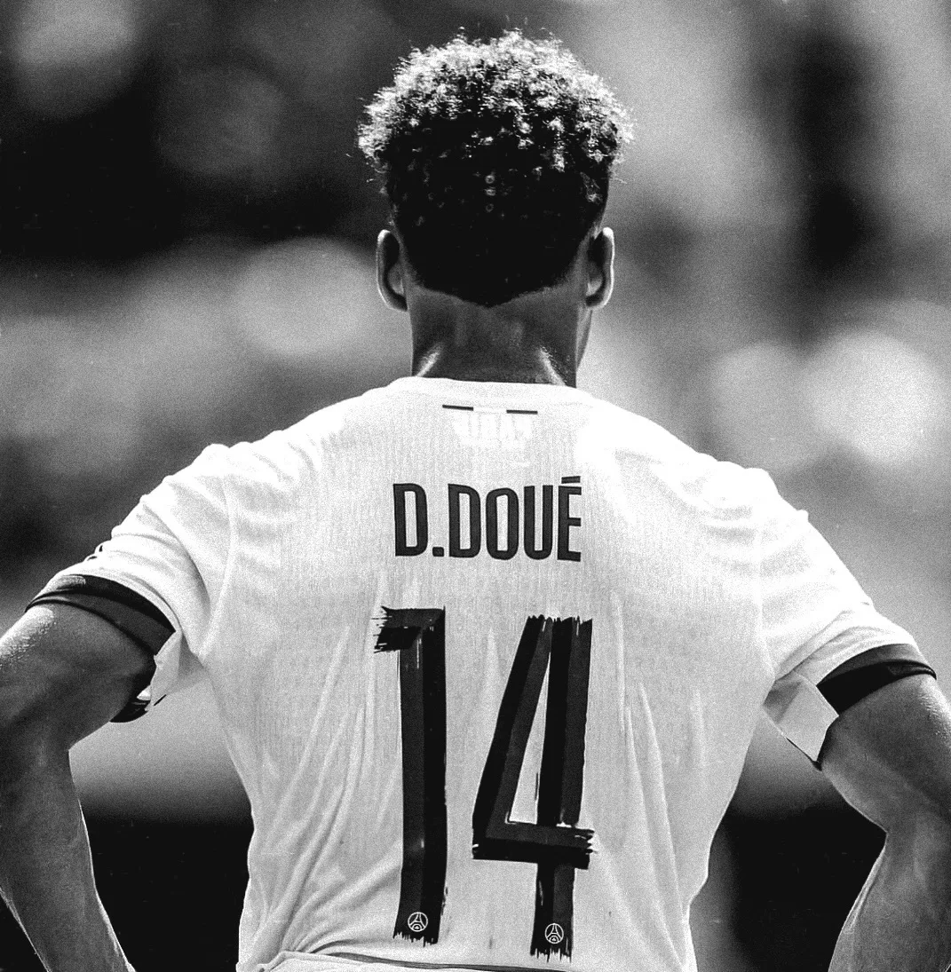 صورة للاعب ديزيري دوي يرتدي زي نادي باريس سان جيرمان أثناء مباراة كرة قدم