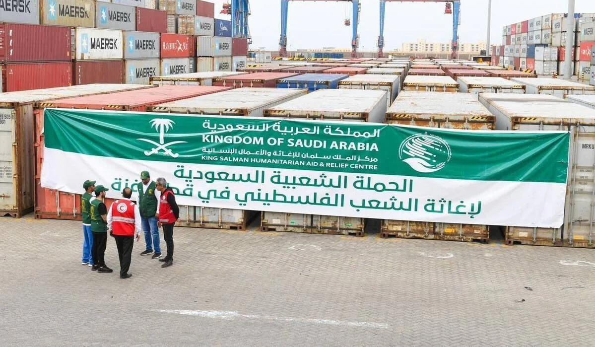 السعودية ترسل 6 شاحنات إغاثية محملة بالسلال الغذائية إلى قطاع غزة
