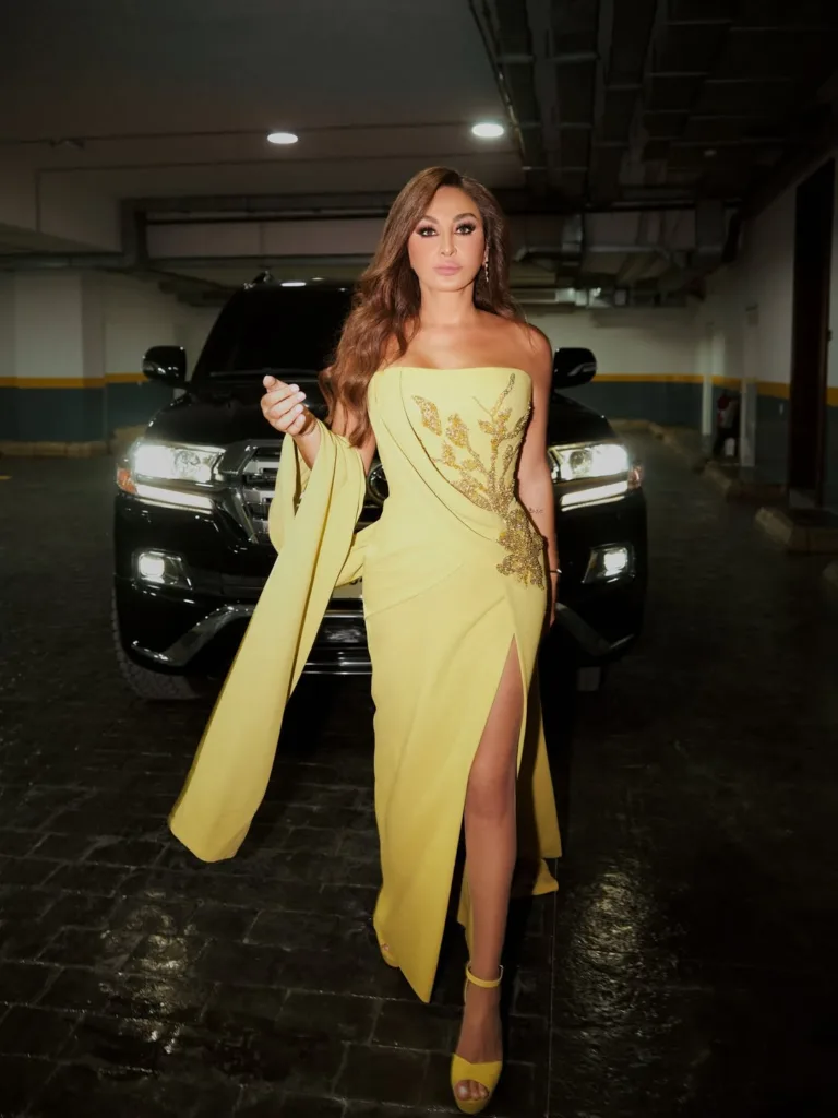 إليسا تخطف الأنظار بثلاث إطلالات