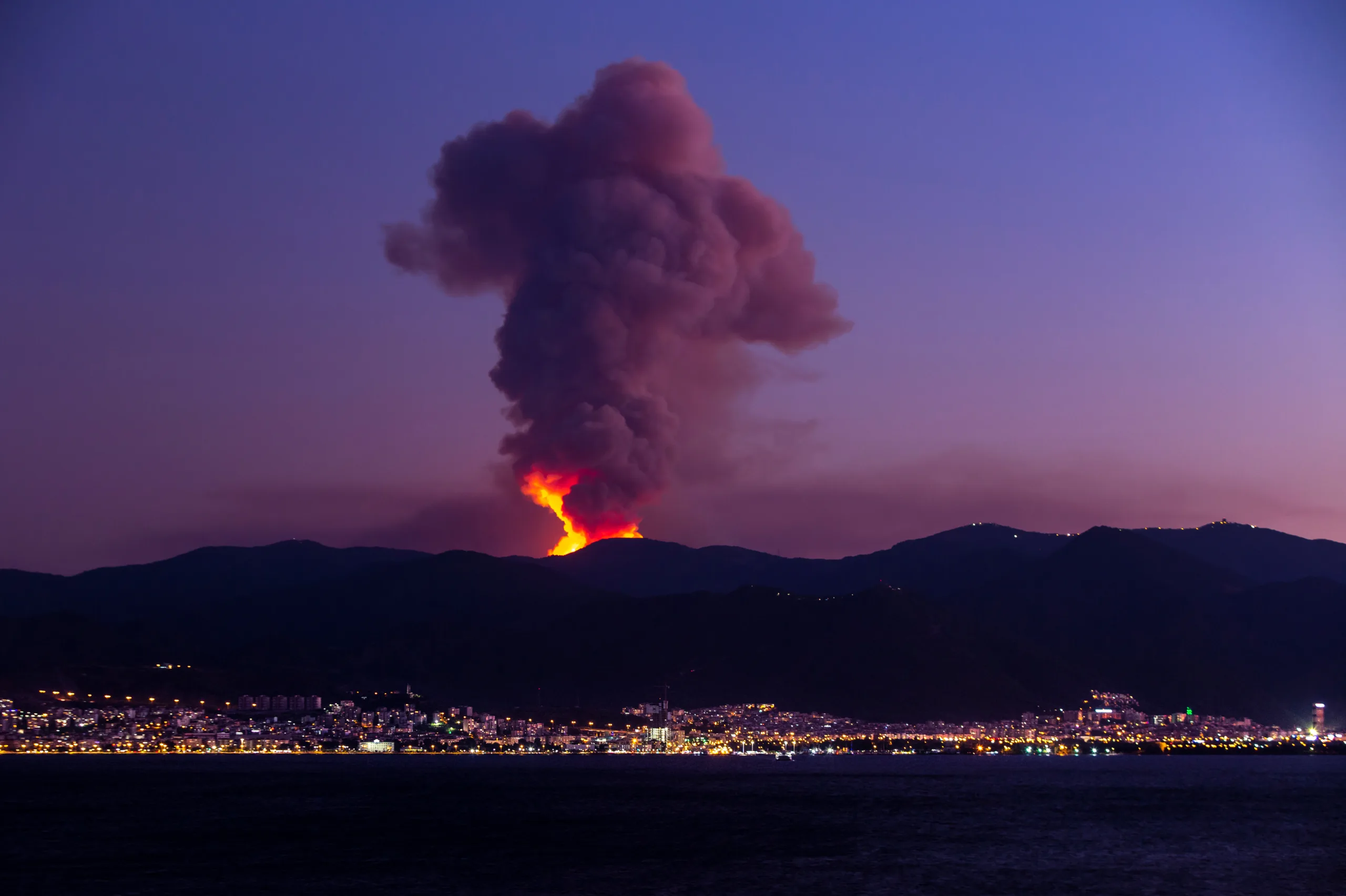 دخان كثيف ونيران حرائق الغابات ليلاً فوق مدينة إزمير التركية.