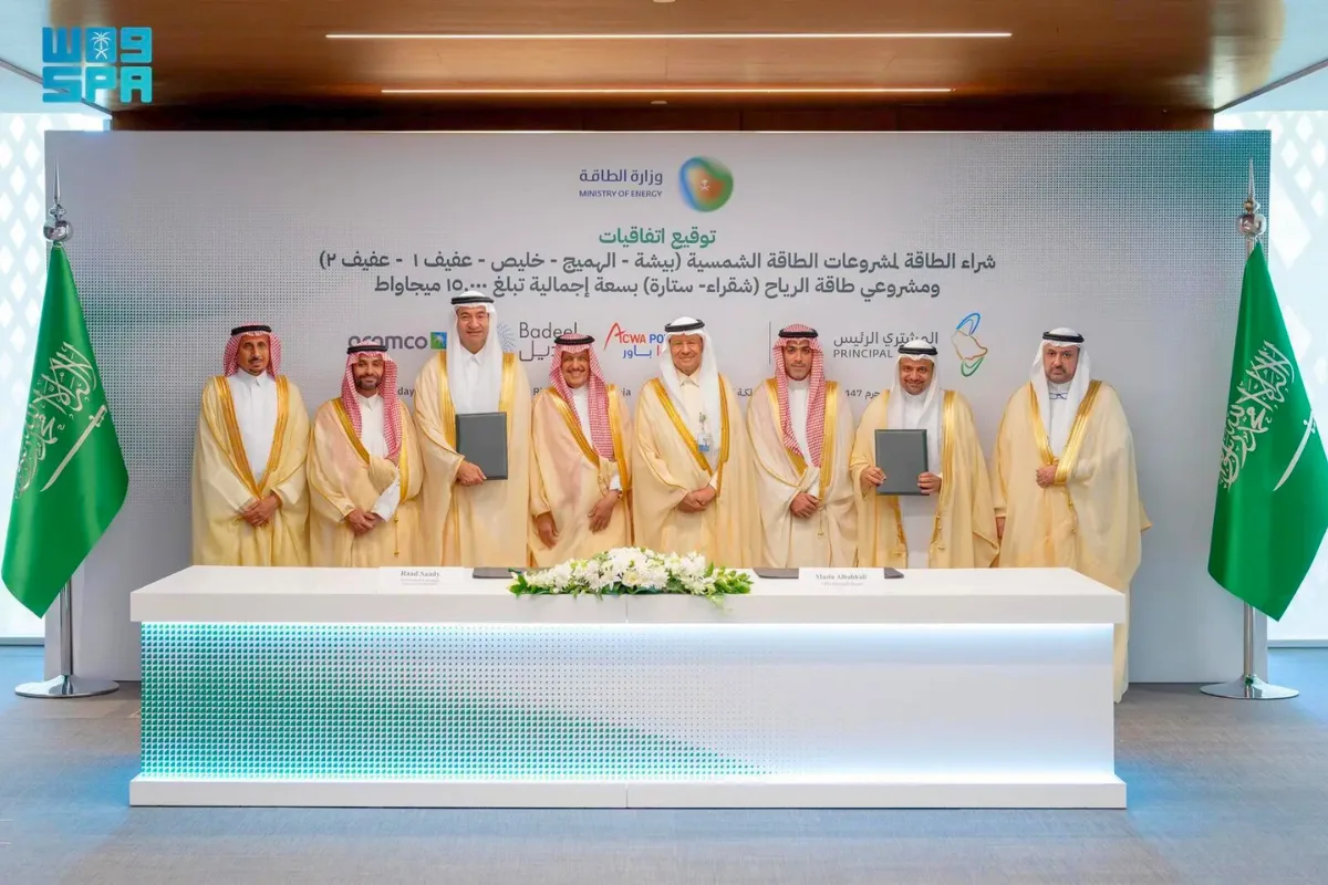 السعودية توقع اتفاقيات مشاريع طاقة متجددة بقيمة 8 مليارات دولار