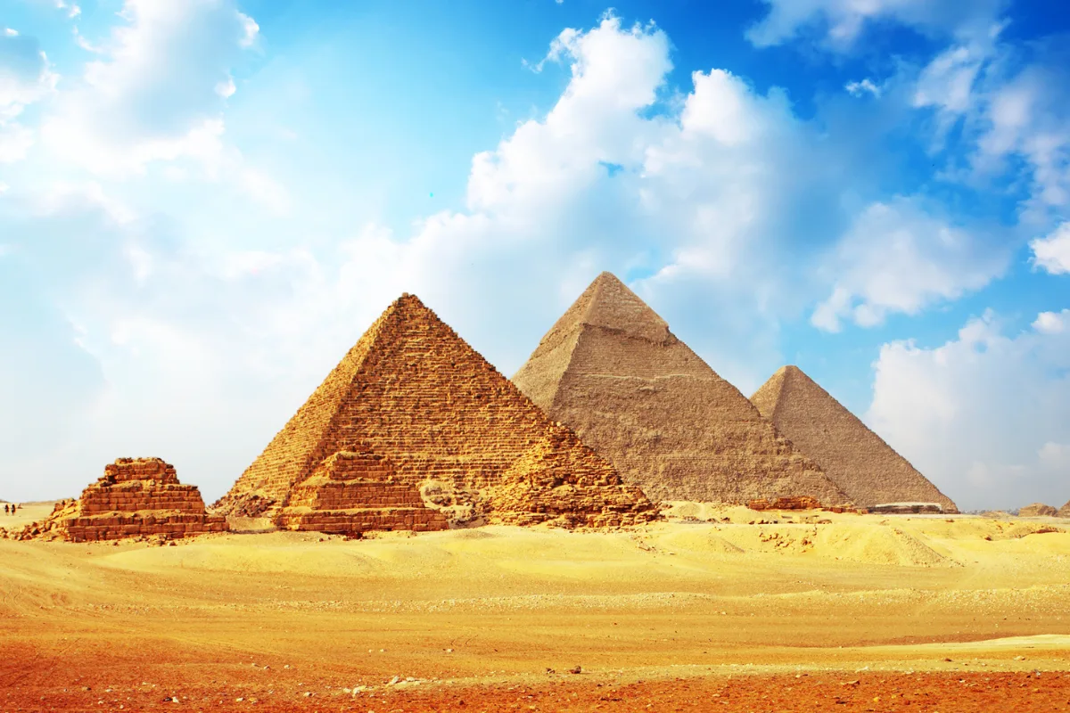 تدشين نظام إضاءة صديق للبيئة في داخل أهرامات الجيزة الثلاث