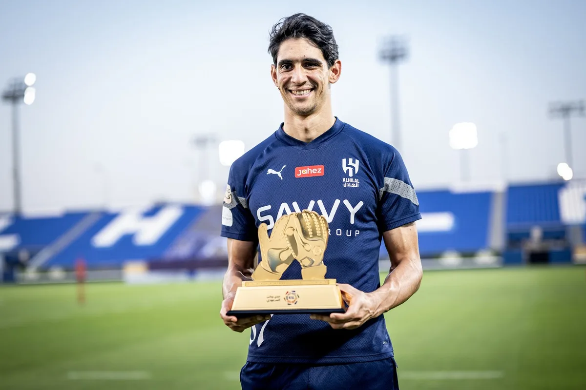 الهلال يتوصل إلى اتفاق مع الحارس المغربي ياسين بونو على تجديد عقده