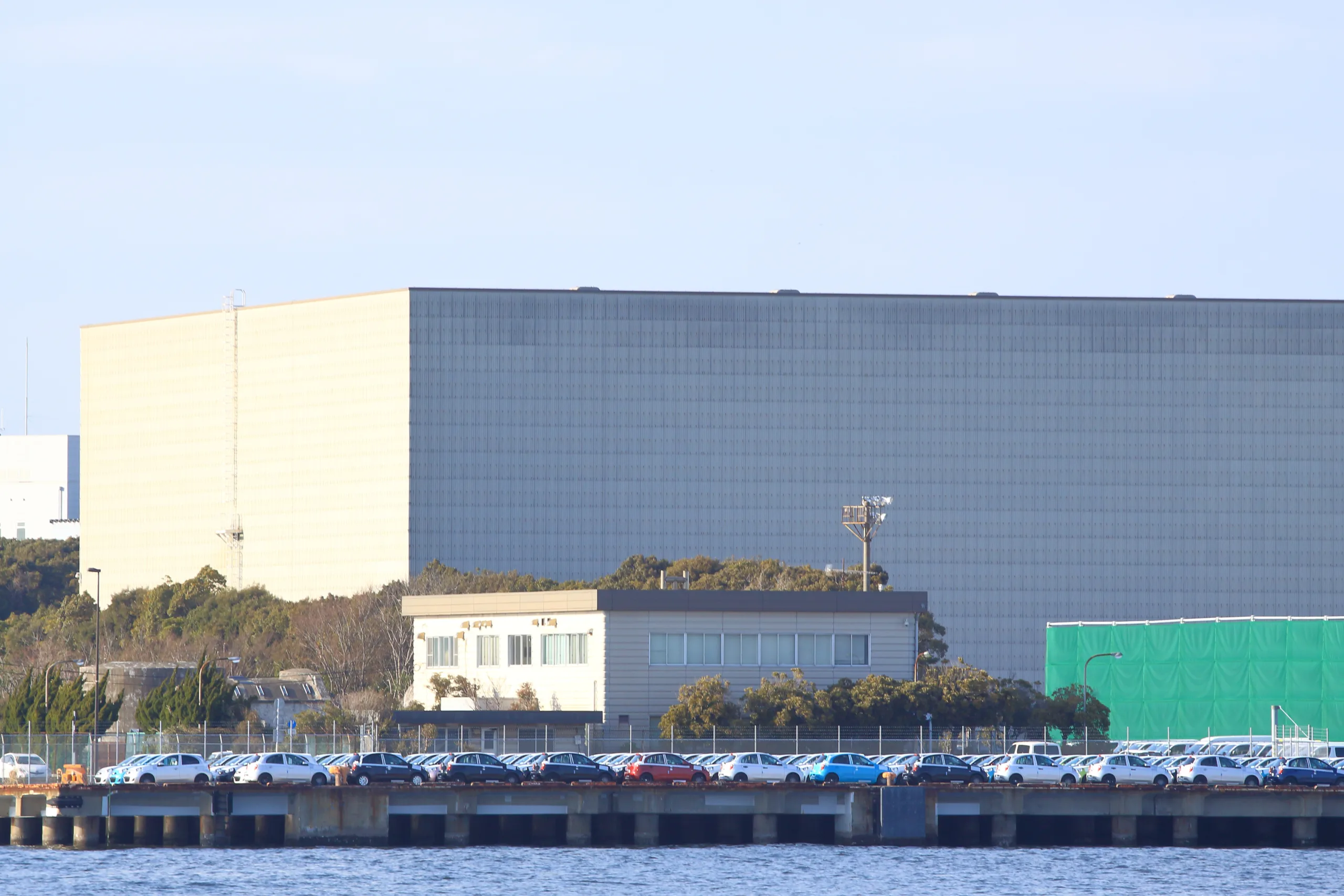 ميناء يوكوسوكا اليابان، سيارات مصطفة، مبنى صناعي، تصدير سيارات