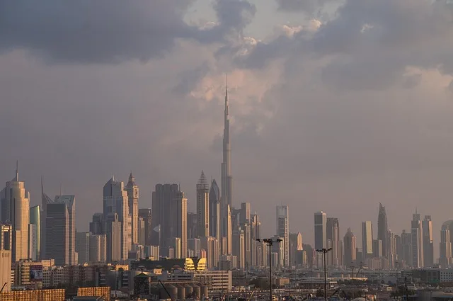 الإمارات.. طقس الغد صحو إلى غائم جزئياً وفرصة لسقوط أمطار شرقاً