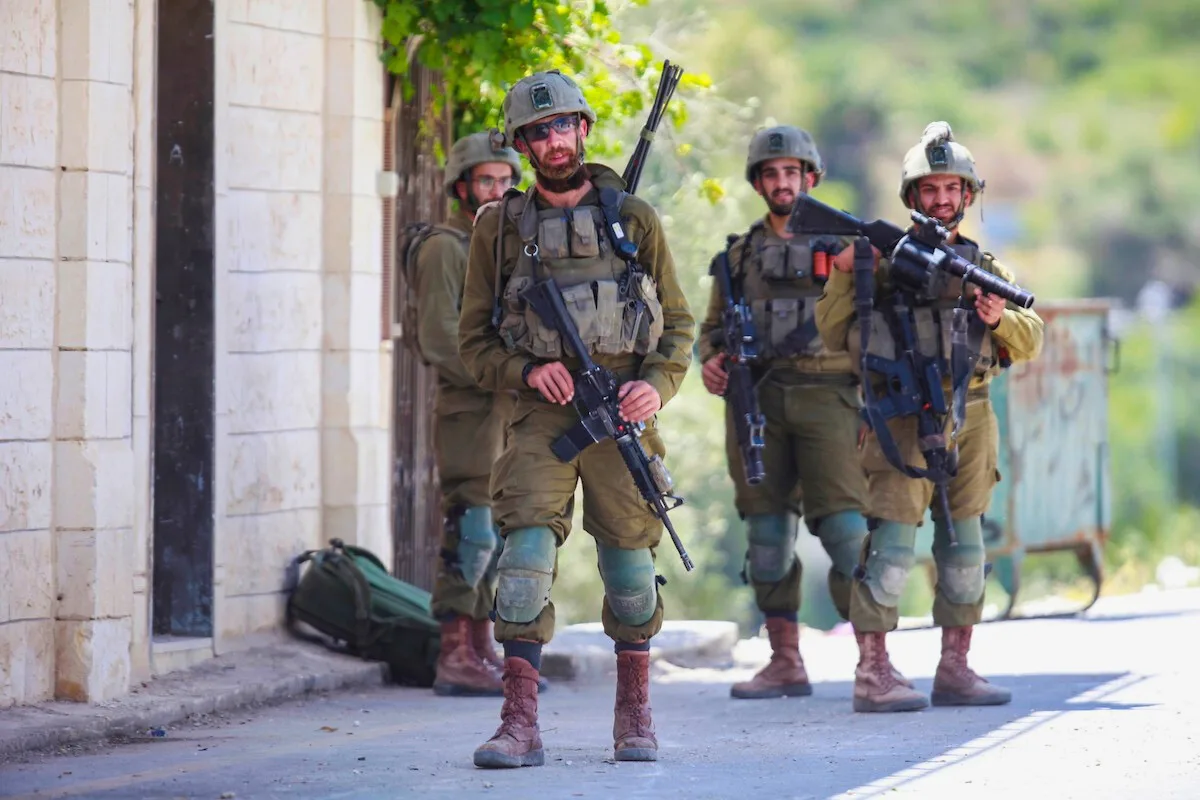 مستوطن إسرائيلي يقتل ناشطًا فلسطينيًا بارزًا في الضفة