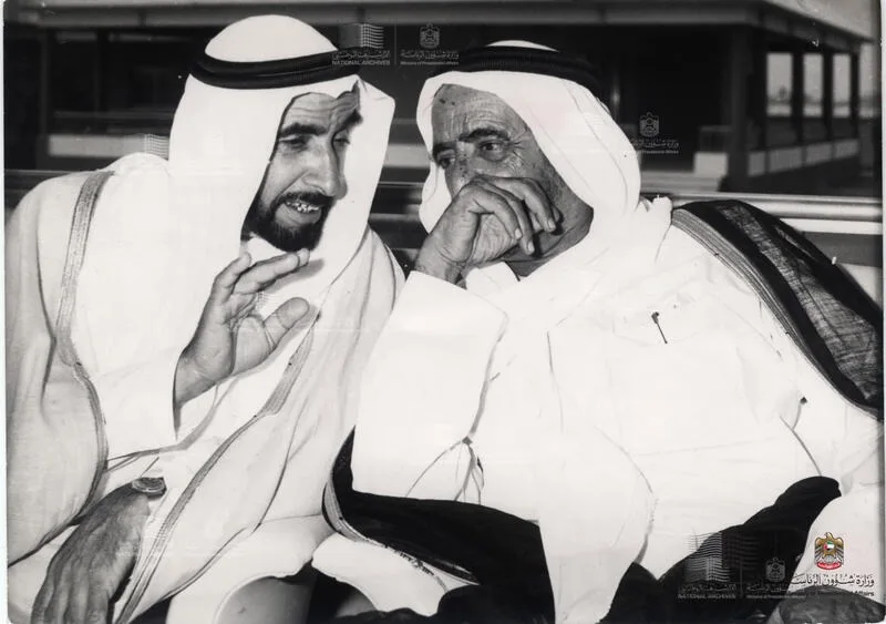 صورة تاريخية للحكام المؤسسين لدولة الإمارات العربية المتحدة أثناء توقيع وثيقة الاتحاد والدستور في 18 يوليو 1971، رمز للوحدة وبدء مرحلة المجد الوطني.