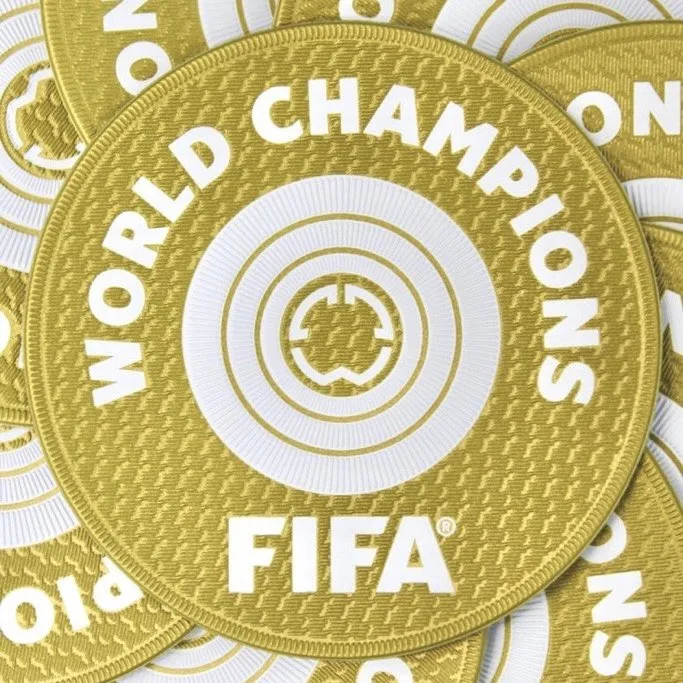 شارة ذهبية لتمييز بطل كأس العالم للأندية 2025 على قمصان الفريق الفائز