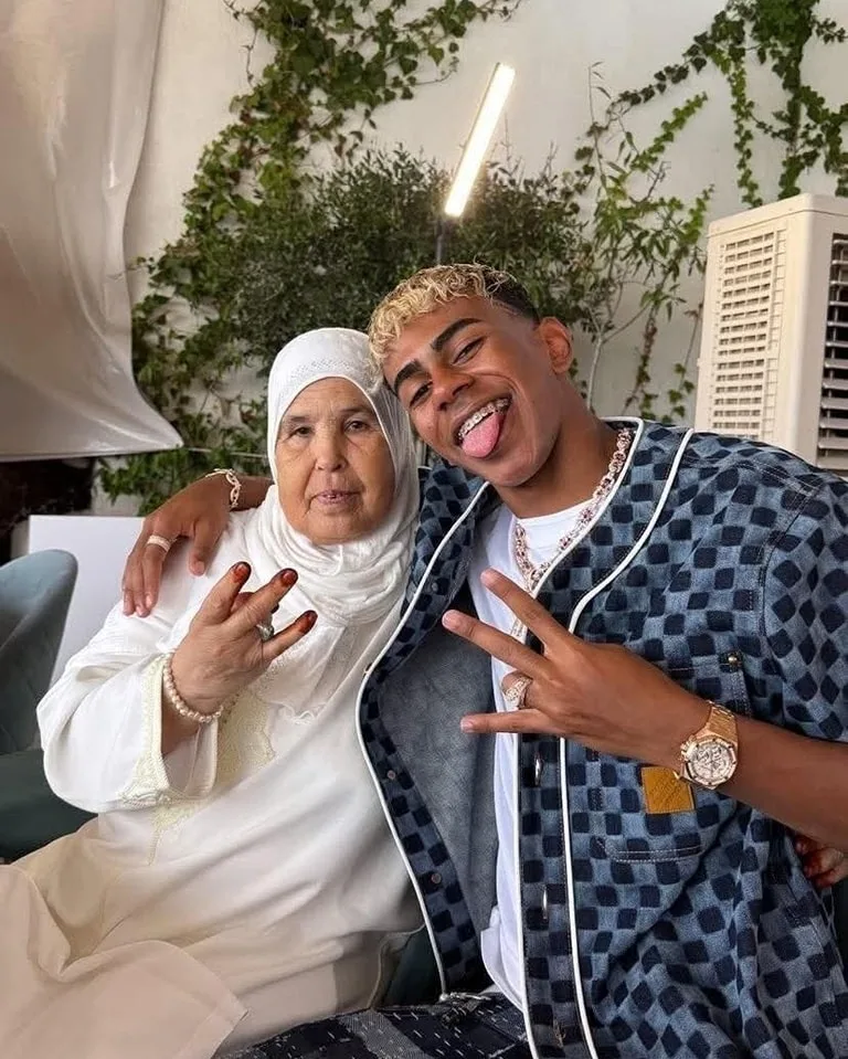 في لحظة وفاء..  بالفيديو يامال يصطحب جدته لتوقيع عقده الجديد