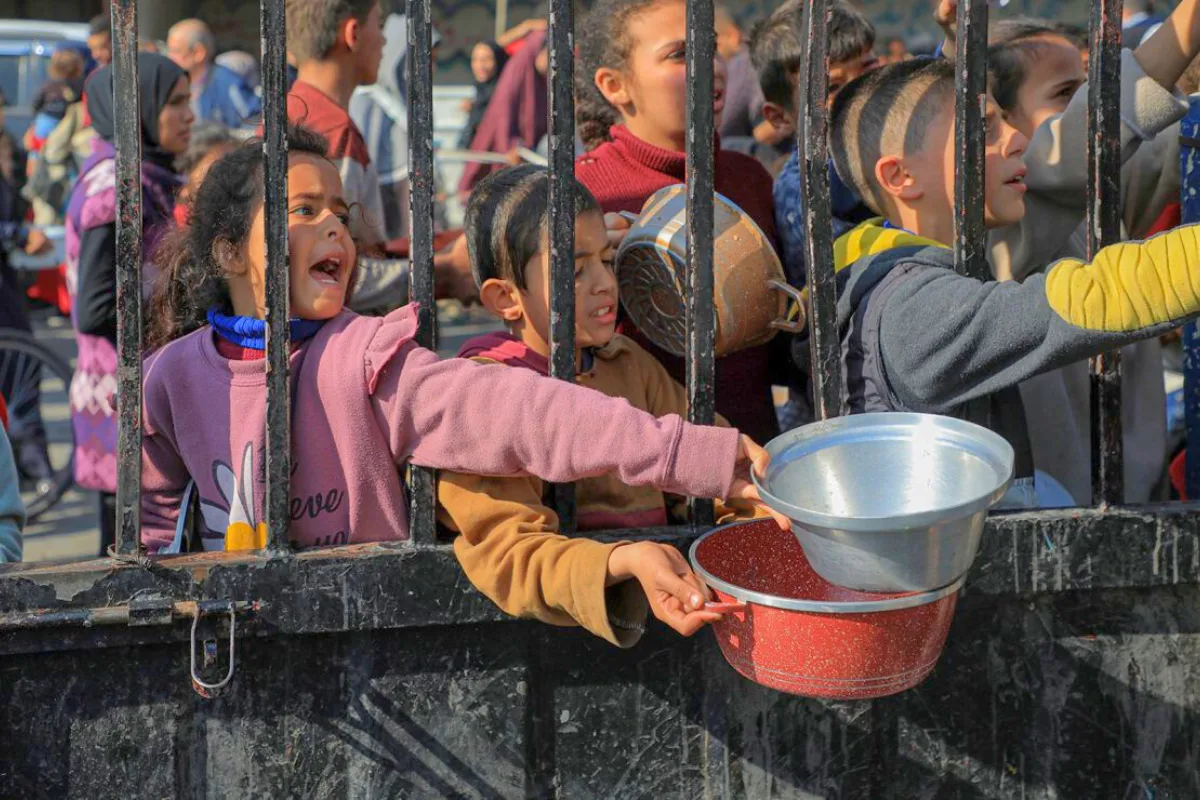 القوانين المنتهَكة: هل التجويع جريمة حرب في غزّة؟