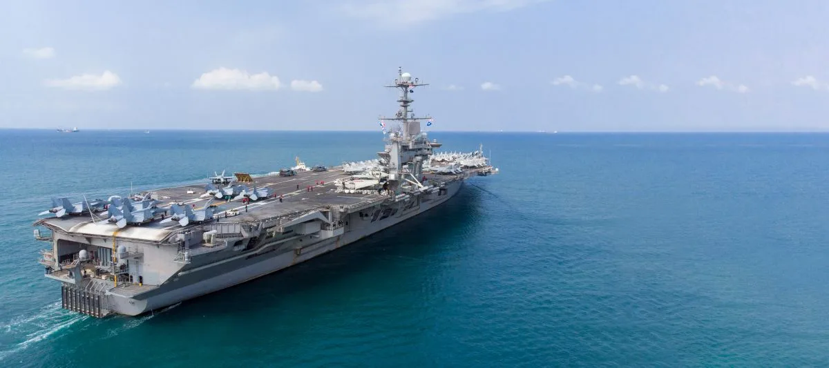 تحذيرات إيرانية لمدمرة أمريكية في مياهها، وواشنطن تنفي