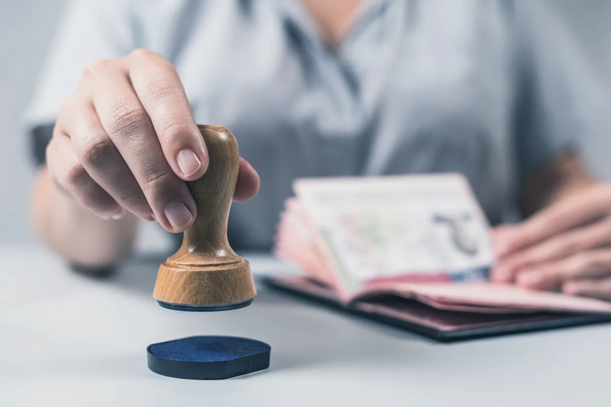 إلغاء الإعفاءات العمرية للتأشيرات يفرض مقابلات على الجميع