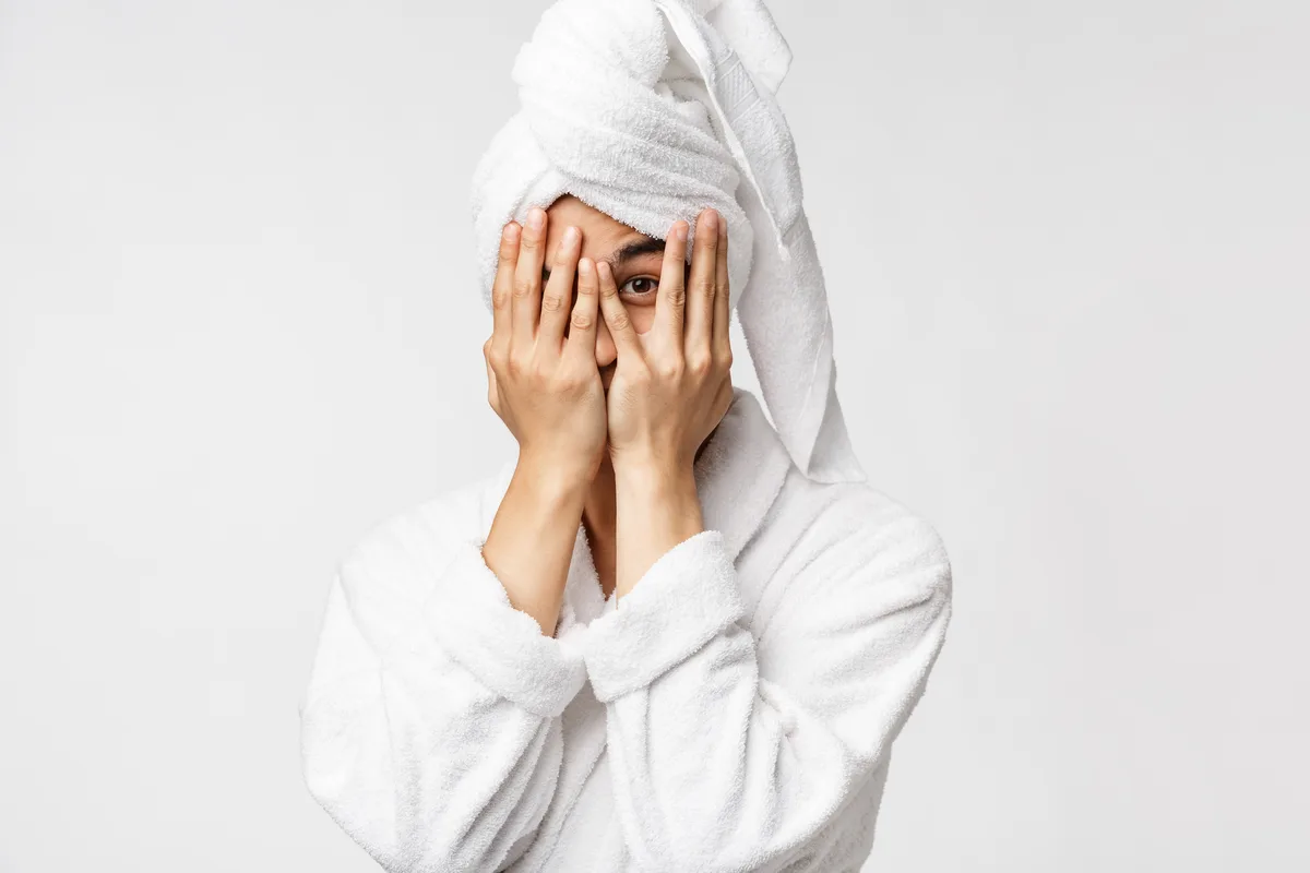 الاستحمام ليلاً أم صباحاً: أيّهما الأفضل لصحتك ونومك؟