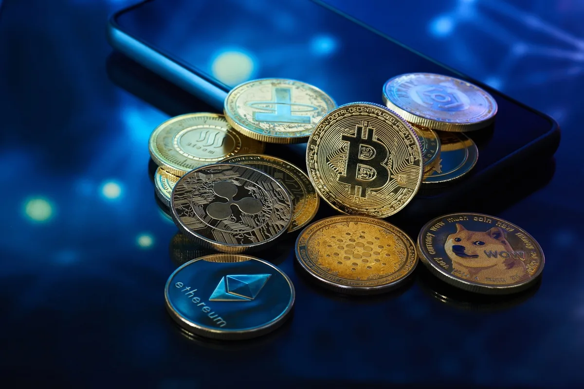 أسعار العملات الرقمية: بيتكوين مستقرة وسط تقلبات حادة في السوق