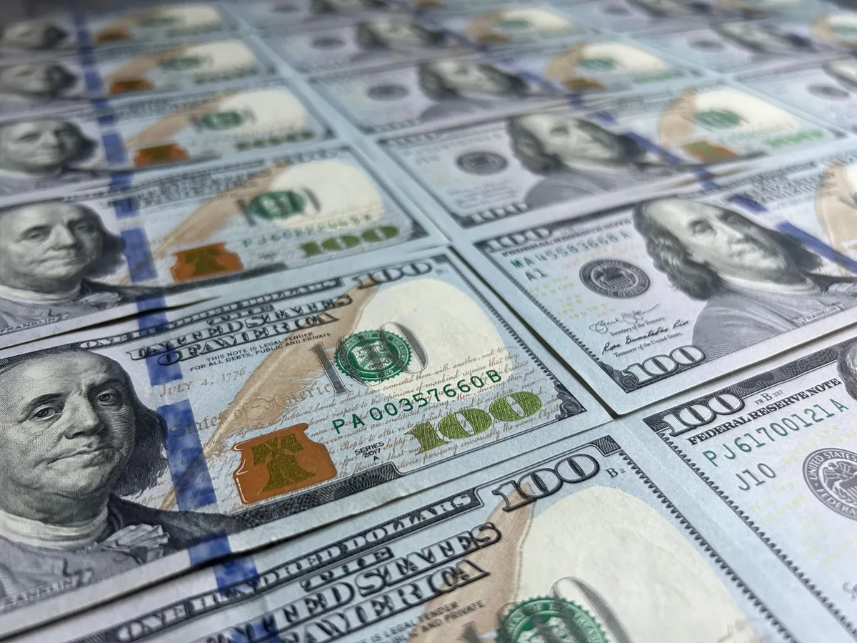 الدولار الأمريكي يستقر قرب أعلى مستوى في انتظار بيانات التضخم