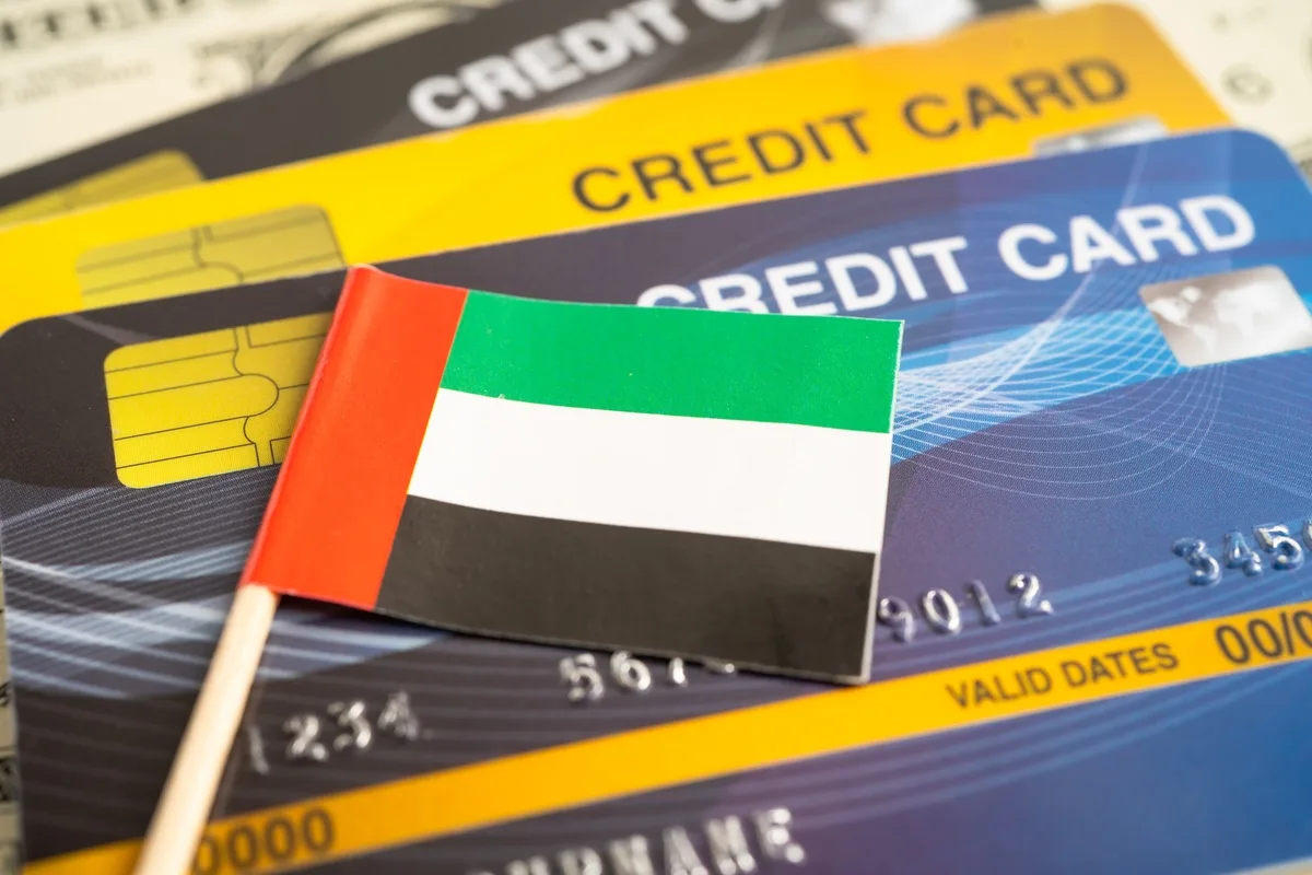 بنوك إماراتية ترفع رسوم الاستخدام الدولي على بطاقات الخصم بدءًا من سبتمبر