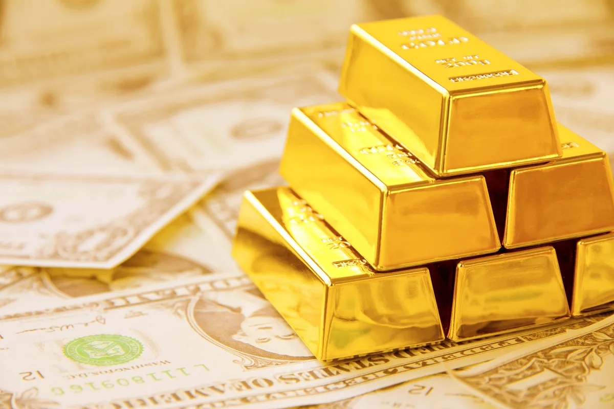 أسعار الذهب اليوم تشهد ارتفاعاً مدعوماً بتراجع الدولار