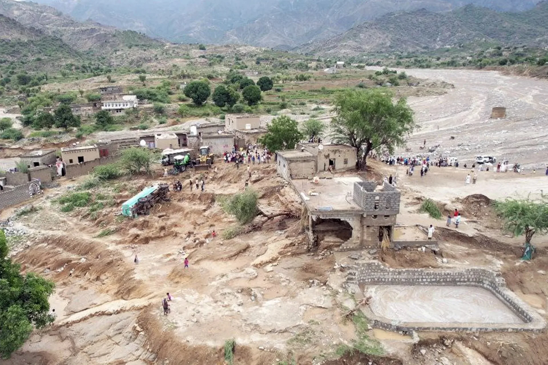 جهود إنقاذ بعد السيول الجارفة في اليمن