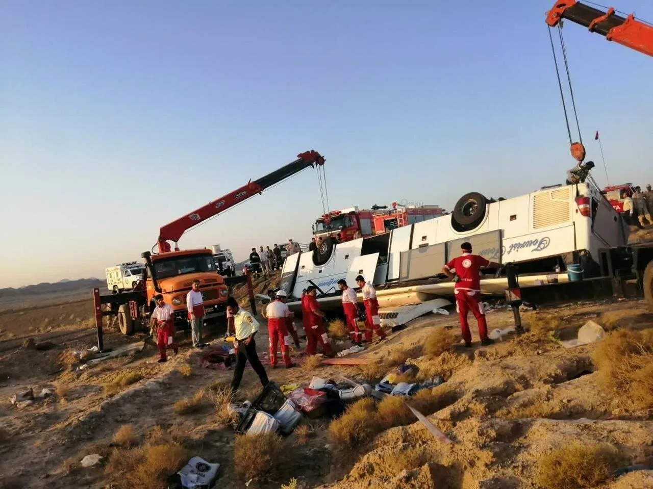 ارتفاع عدد الضحايا في انقلاب حافلة جنوب إيران إلى 21 قتيلاً و29 مصاباً