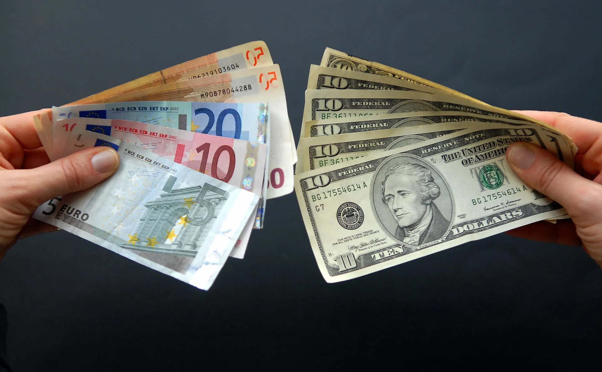 تراجع اليورو وصعود الدولار بعد تهديد ترامب بفرض رسوم جمركية 30%