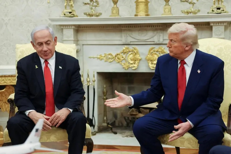 الرئيس الأمريكي دونالد ترامب ورئيس الوزراء الإسرائيلي بنيامين نتنياهو خلال اجتماع في البيت الأبيض.