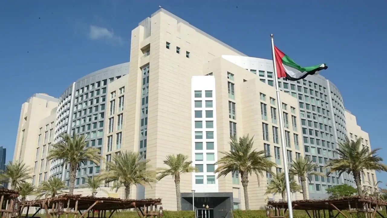 الإمارات تدين بشدة استهداف كنيسة العائلة المقدسة في غزة