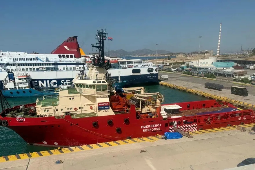 اليونان ترسل سفينة إنقاذ إلى البحر الأحمر