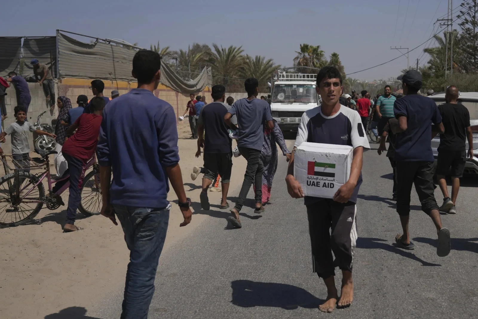 أسوشيتد برس: مقتل العشرات أثناء بحثهم عن الطعام في غزة