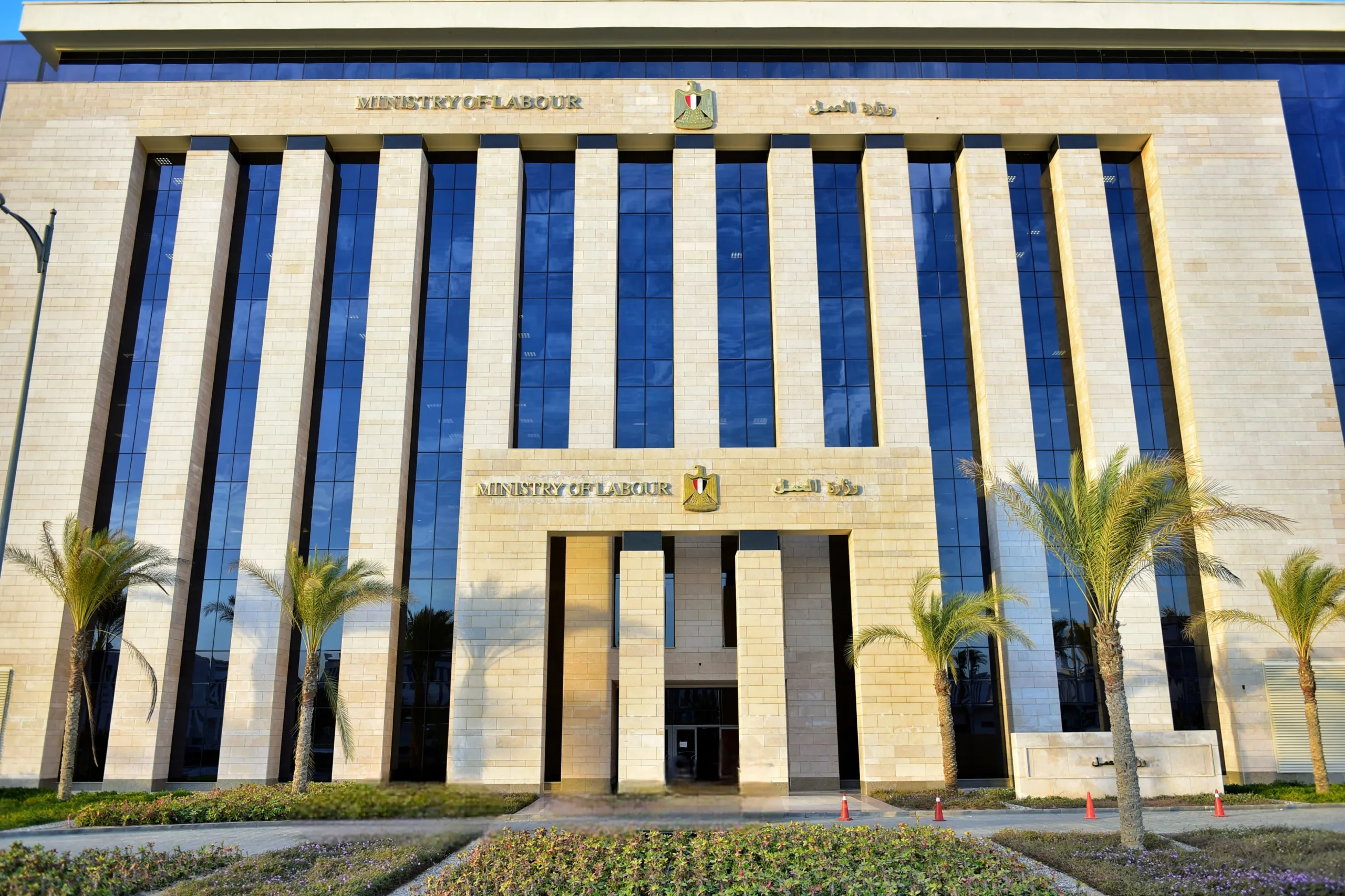 وزير العمل يعلن عن 178 فرصة عمل في شركة إماراتية تشمل نجارين وحدادين