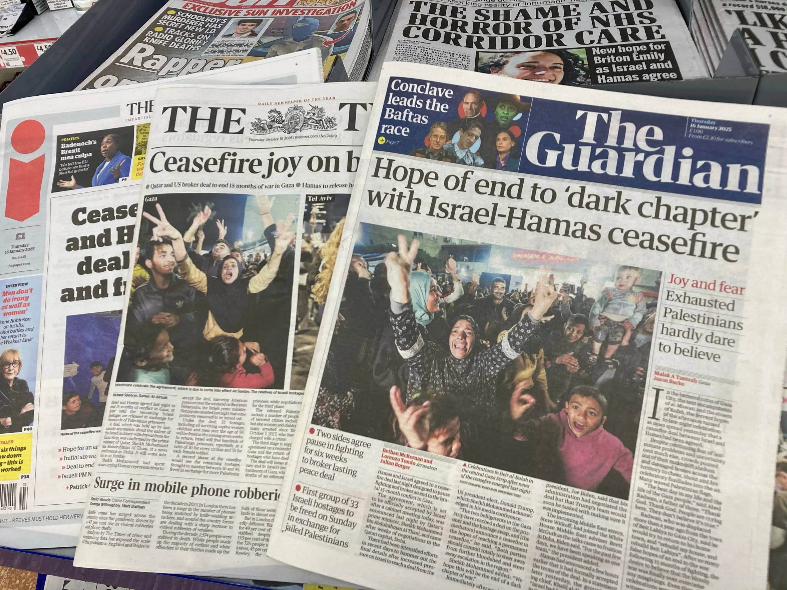 الصفحات الأولى للصحف البريطانية تسلط الضوء على اتفاق وقف إطلاق النار بين إسرائيل وحماس.