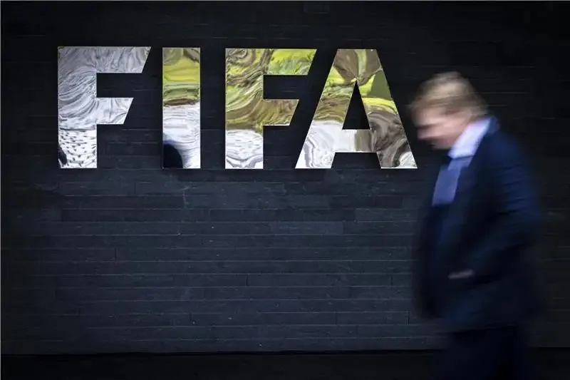 الفيفا يوقف مشرف منتخب الإمارات مطر الصهباني ولاعب قطر طارق سلمان