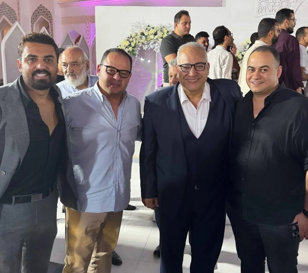 الفنان بيومي فؤاد يحتفل بمناسبة زواج نجله في أجواء عائلية