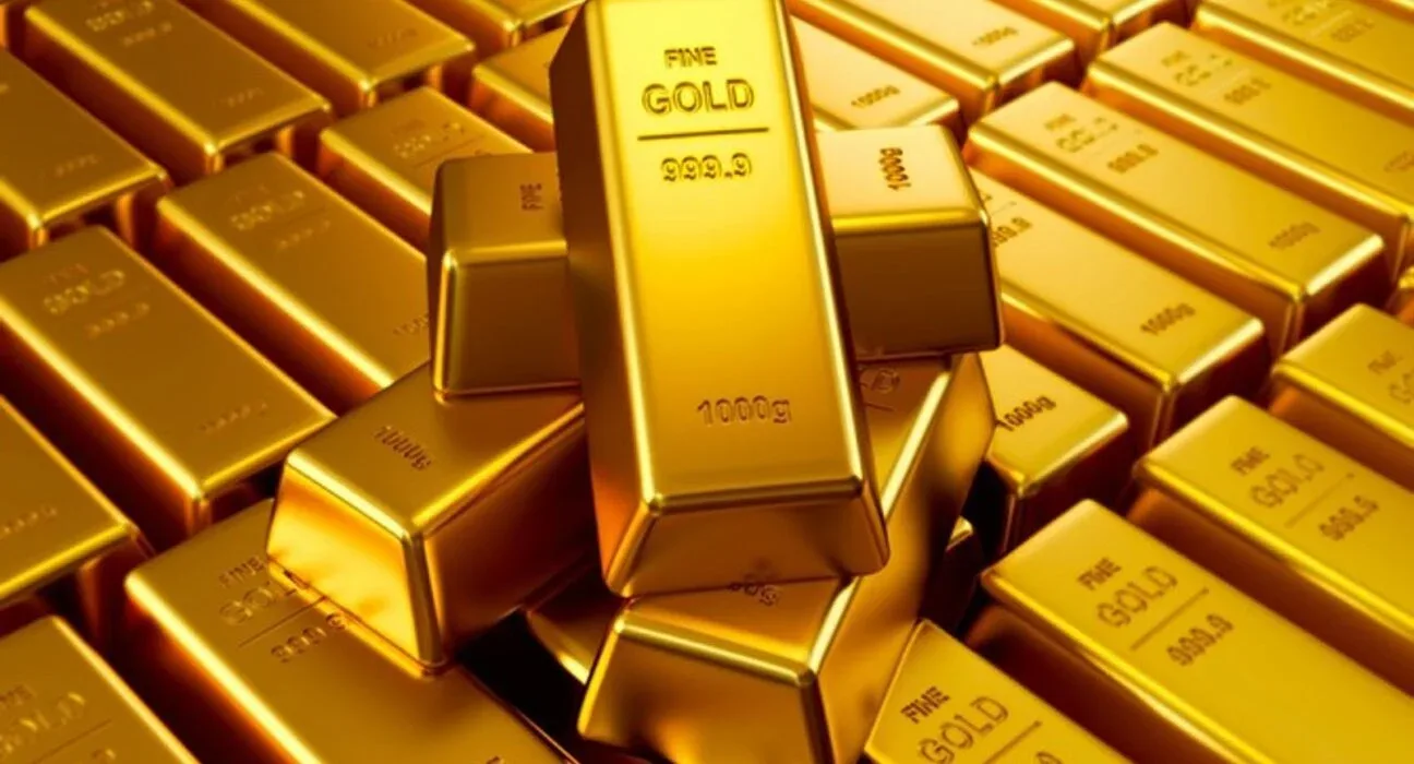 انخفاض طفيف في سعر الذهب وسط توقعات السياسة النقدية الأمريكية