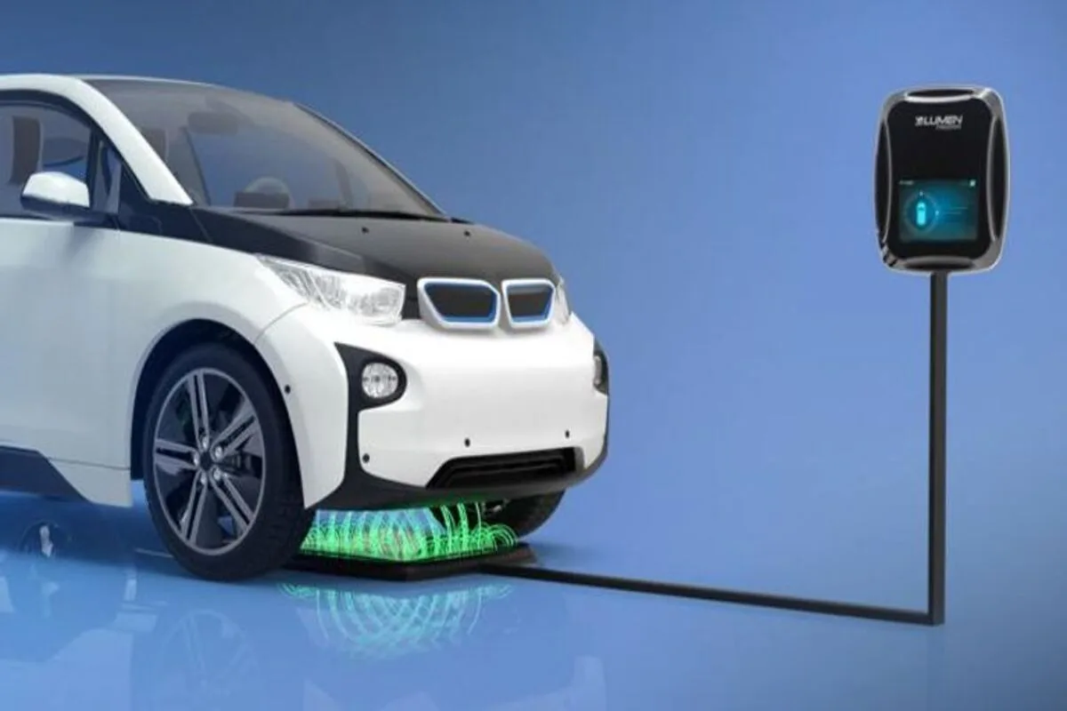 سائق يستخدم شاحن لاسلكي في السيارة