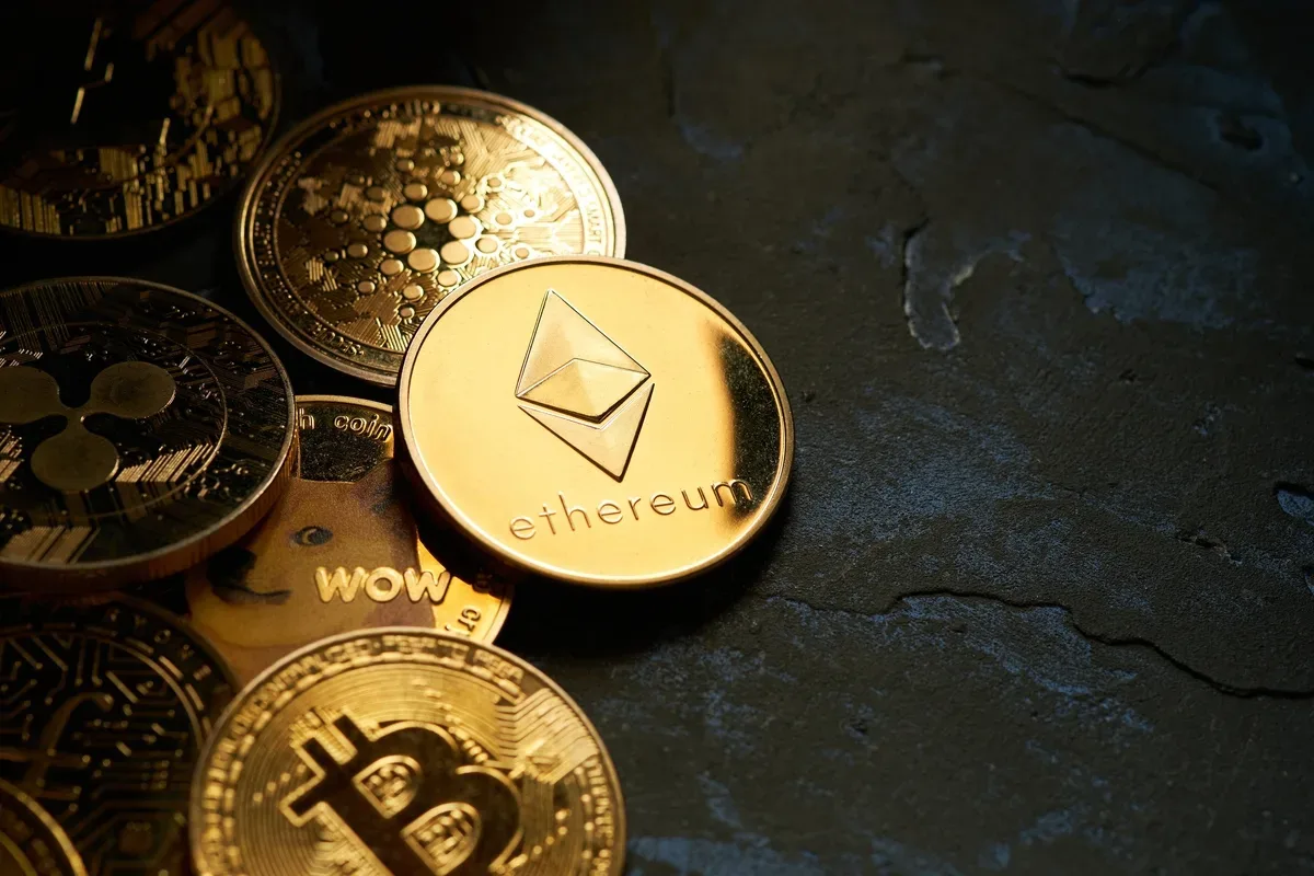 أسعار العملات الرقمية: البيتكوين يتجاوز 121 ألف دولار والإيثيريوم عند 4,305 دولارات