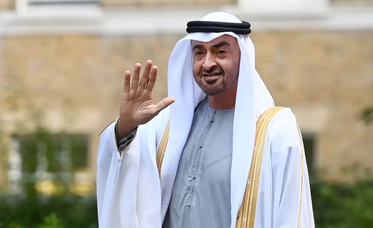 الشيخ محمد بن زايد يقود سيارة الرئيس المصري بالعلمين.. فيديو يشعل مواقع التواصل