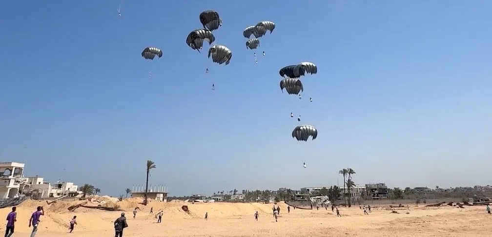 79 إنزالاً جوياً إماراتياً لإغاثة غزة ضمن مبادرة “طيور الخير”
