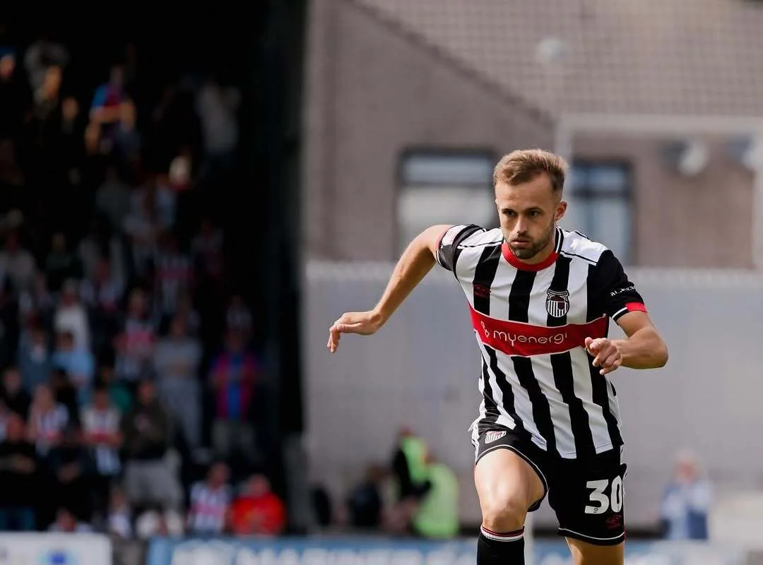 فرحة لاعبي غريمزبي بعد الفوز على مانشستر يونايتد