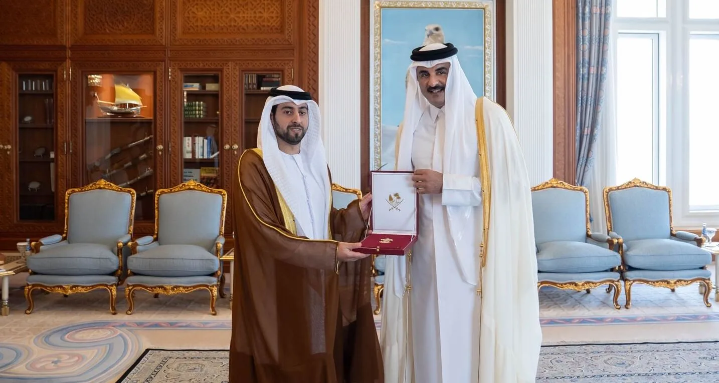 أمير قطر يكرّم سفير الإمارات بـ “وسام الوجبة” 