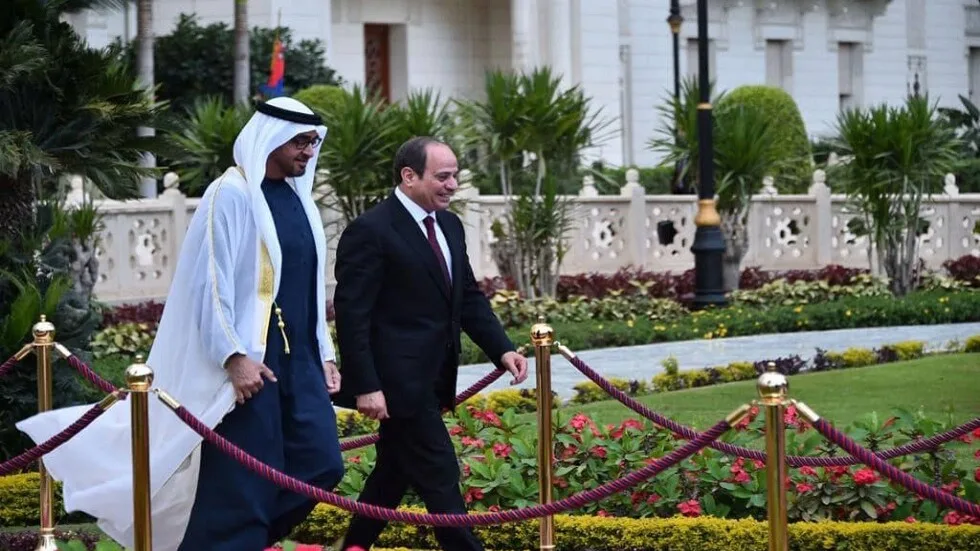 رئيس الإمارات يصل العلمين في زيارة أخوية والرئيس المصري يستقبله