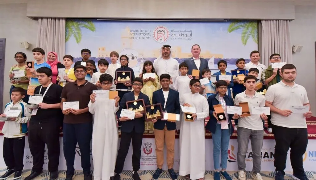 أبوظبي الدولي للشطرنج يكرم الفائزين في مسابقات الفئات العمرية